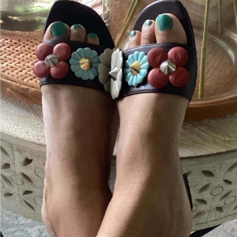 ✅Authentic FENDI FLOWERLAND  Puffy leather Sandals Size 8 1/2 Gorgeous Colors!🌺 - Picture 4 of 15